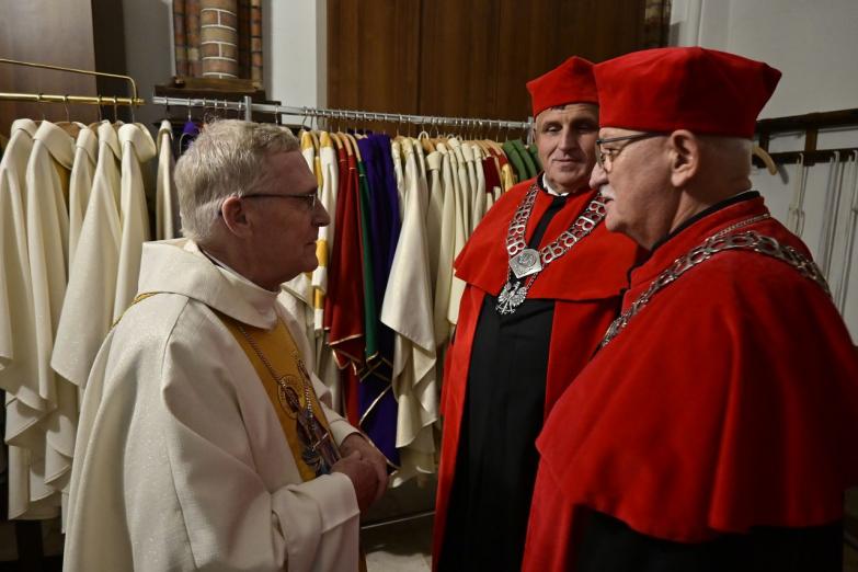 Bp Gurda: uniwersytet otwiera nowe możliwości realizacji życiowych nadziei /AUDIO/